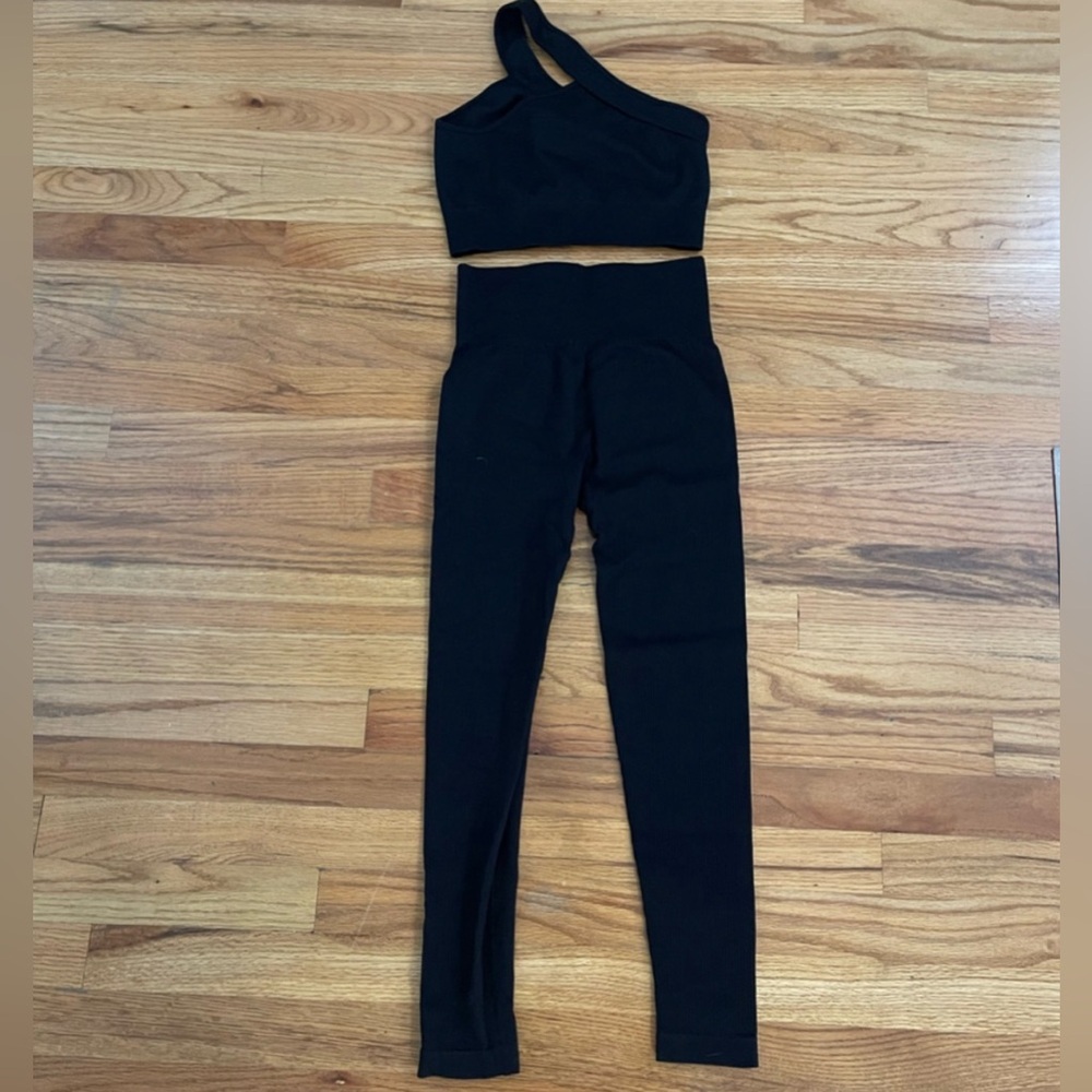 Like new! 2-piece black spandex workout set ribbed crop top